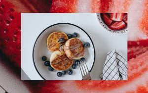 פנקייקים מתוקים עם תותים ואוכמניות